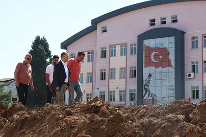 Derince Belediyesi'nden İki Büyük Bölgede Yol ve Taş Duvar Seferberliği! Sertif Gökçe Sahaya İndi