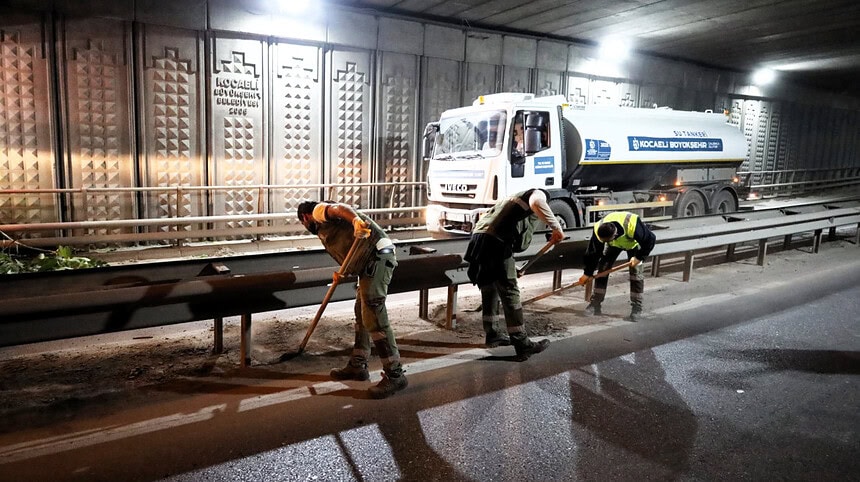 Eskihisar Feribot Yolu Alt Geçidi’nde Gece Mesaisi
