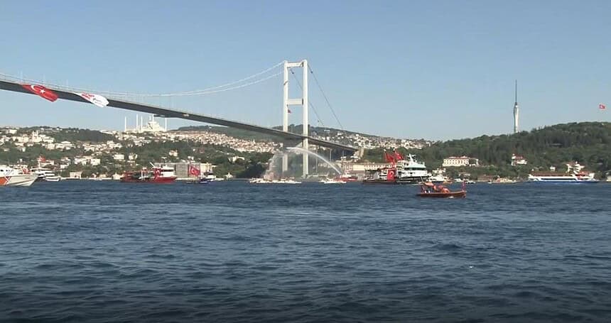 İstanbul Boğazı'nda 15 Temmuz Şehitleri İçin Tekne Korteji Oluşturuldu