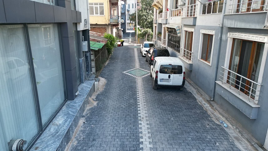 İzmit Belediyesi Mehmet Ali Paşa'da Yol ve Kaldırım Yenileme Çalışması Başlattı