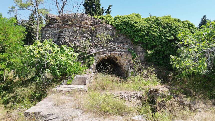 İzmit'te Asırlık Sur Kalıntıları Otlar ve Sarmaşıkların Arasında Kayboldu