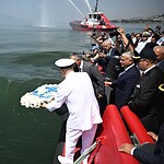 İzmit Körfezi’nde Duygusal Anlar: Vali İlhami Aktaş ve Protokol Üyeleri 1 Mart İskelesinden Denize Çelenk Bıraktı!