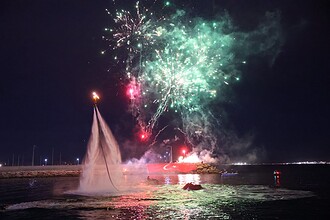 Darıca Sahili'nde Tarihi Gece! Kabotaj Bayramı’nın 100. Yılı Flyboard ve Işık Şovlarıyla Kutlandı