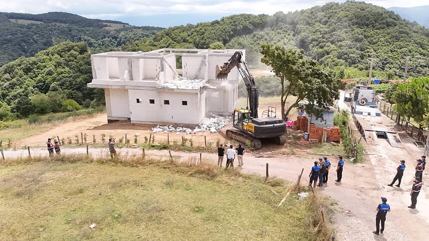 Kartepe Belediyesi Kaçak Yapıyı Yıktı: Eşme Ahmediye Mahallesi’nde Ruhsatsız Yapıya Geçit Yok!