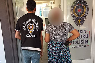 Kocaeli'de 37 Yıl 10 Ay Hapis Cezasıyla Aranan Kadın Hırsız İzmit'te Yakalandı!