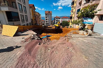 Karamürsel'de Su Hattı Patladı, Toprak Kayması Meydana Geldi: Belediye Ekipleri Devrede!