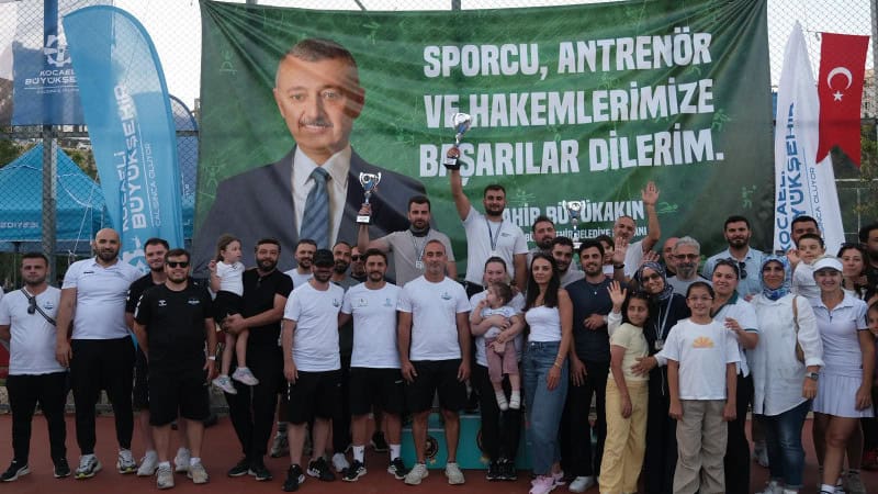Kocaeli'de Tenis Turnuvası Finali Yapıldı: Şampiyonlar Kupalarını Aldı!