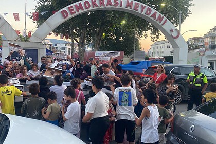 Körfez'de Festival Heyecanı Dağıtılacak Kirazlar Saniyeler İçinde Tükendi