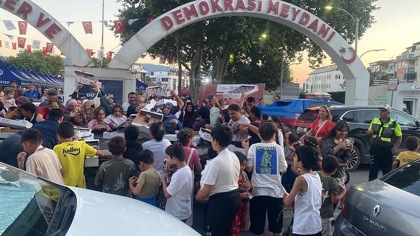 Körfez'de Festival Heyecanı Dağıtılacak Kirazlar Saniyeler İçinde Tükendi