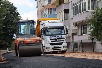 Körfez Belediyesi Üstyapı Çalışmaları: Mimar Sinan Mahallesi Atalay Sokak’ta Asfalt Serimi Başladı!