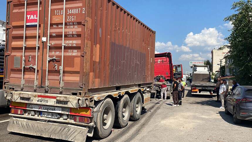 Körfez'de Kontrolden Çıkan TIR Bariyerleri Aşarak Karşı Şeride Geçti 1 Yaralı