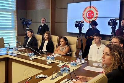 Öğrencilerden Okullarda Akıllı Telefon Yasaklasın Talebi