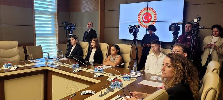 Öğrencilerden Okullarda Akıllı Telefon Yasaklasın Talebi