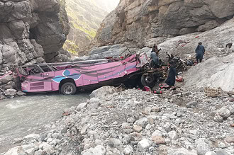 Pakistan'da Yolcu Otobüsü Dev Çukura Uçtu: 40 Ölü, 8 Yaralı!