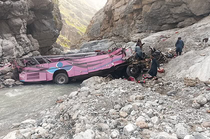 Pakistan'da Yolcu Otobüsü Dev Çukura Uçtu: 40 Ölü, 8 Yaralı!