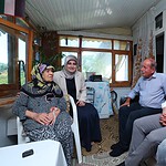 Kandıra'da Samimi Anlar! 87 Yaşındaki Bergüzar Teyze Davet Etti, Başkan Büyükakın Kahvesini İçti!