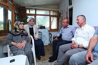 Kandıra'da Samimi Anlar! 87 Yaşındaki Bergüzar Teyze Davet Etti, Başkan Büyükakın Kahvesini İçti!