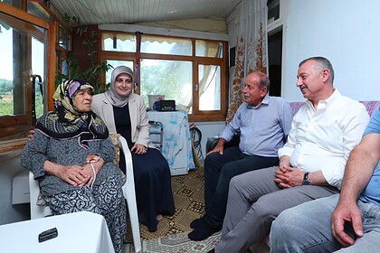 Kandıra'da Samimi Anlar! 87 Yaşındaki Bergüzar Teyze Davet Etti, Başkan Büyükakın Kahvesini İçti!