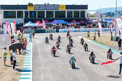 Başiskele'de Motor Sporları Heyecanı: Türkiye Süpermoto Şampiyonası Yarışları Tamamlandı!