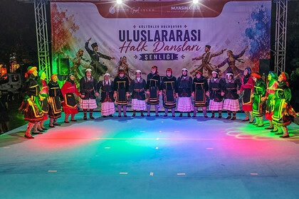 Başiskele'de Kültürler Dansla Buluştu: 5 Ülke Aynı Sahnede!