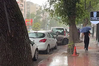 Kocaeli ve İzmit’te Yağmura Hazırlıksız Yakalandılar: Kentte Sağanak Alarmı!
