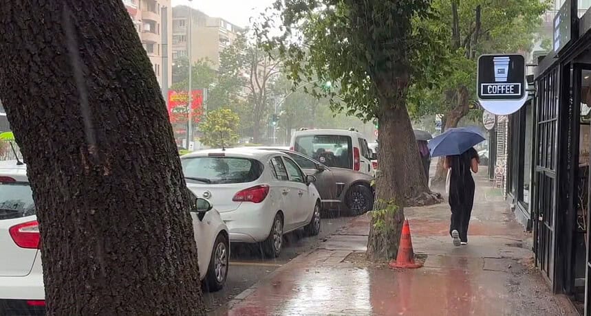Kocaeli ve İzmit’te Yağmura Hazırlıksız Yakalandılar: Kentte Sağanak Alarmı!