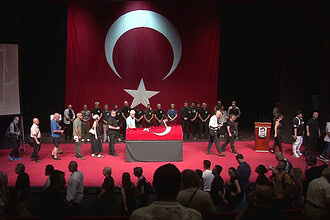 Zihni Göktay’ın Kızına Bıraktığı Vasiyet Harbiye'yi Ağlattı: "Biz Öldüğümüz Gün Bile Sahneye Çıkacaksın..."