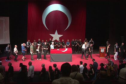 Zihni Göktay’ın Kızına Bıraktığı Vasiyet Harbiye'yi Ağlattı: "Biz Öldüğümüz Gün Bile Sahneye Çıkacaksın..."
