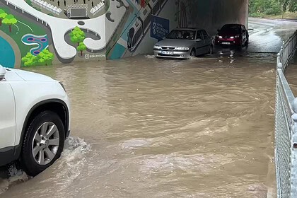 İzmit Alikahya’da Sağanak Alarmı: Şiddetli Yağış Sonrası Alt Geçit Sular Altında Kaldı!