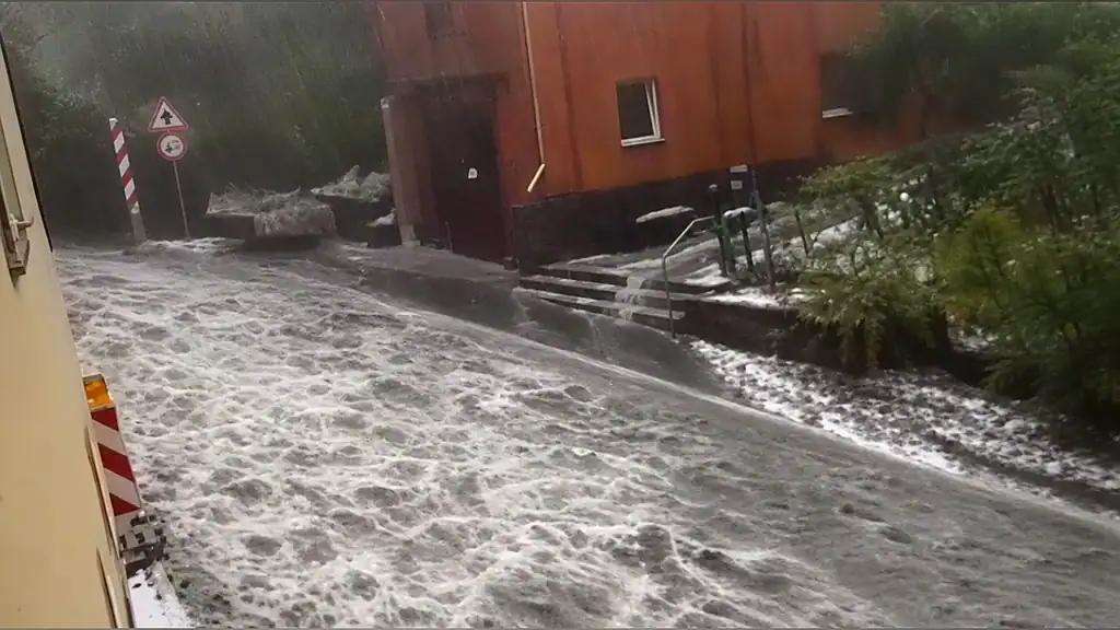 Almanya'da Fırtına Faciası: 1 Ölü 3 Yaralı, Karlsruhe'de OHAL İlan Edildi