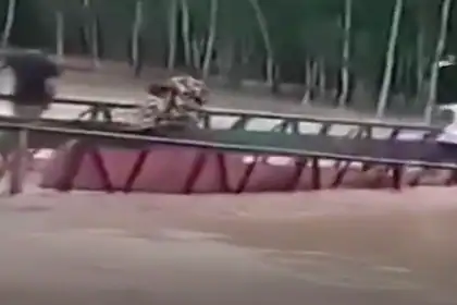 Bangladeş'te Nehir Köprüsü Çöktü: Biri Çocuk 4 Kişi Suya Düştü