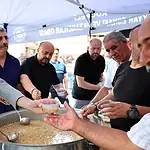 Başkan Özlü Pazarda Aşure Dağıttı: Esnafla Muharrem Buluşması