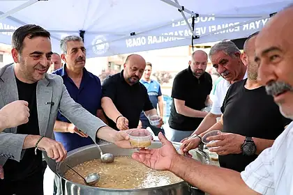 Başkan Özlü Pazarda Aşure Dağıttı: Esnafla Muharrem Buluşması
