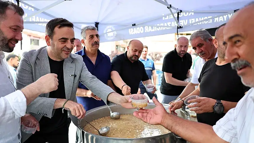Başkan Özlü Pazarda Aşure Dağıttı: Esnafla Muharrem Buluşması