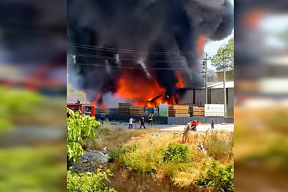 Kocaeli Körfez'de Boya Fabrikası Alev Alev Yandı! Patlama Sesleri Çevreyi Savaş Alanına Çevirdi!