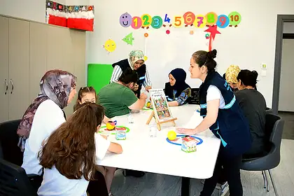 Çayırova'da Özel Bireyler Yaz Okulunda Vazo ve Seramik Yapıyor