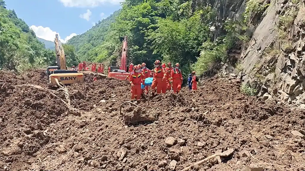 Çin'de Toprak Kayması: 33 Kişi Enkaz Altında, 17'si Kurtarıldı