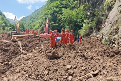 Çin'de Toprak Kayması: 33 Kişi Enkaz Altında, 17'si Kurtarıldı