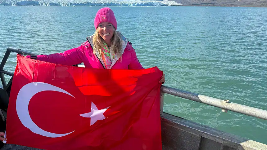Deniz Kayadelen Buzullarda Yüzen İlk Türk Sporcu Oldu