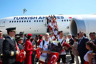 Filenin Sultanları Yurda Döndü: Uluslar Ligi Şampiyonu A Milli Kadın Voleybol Takımı Coşkuyla Karşılandı!