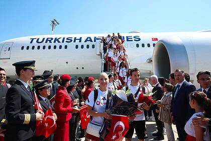 Filenin Sultanları Yurda Döndü: Uluslar Ligi Şampiyonu A Milli Kadın Voleybol Takımı Coşkuyla Karşılandı!
