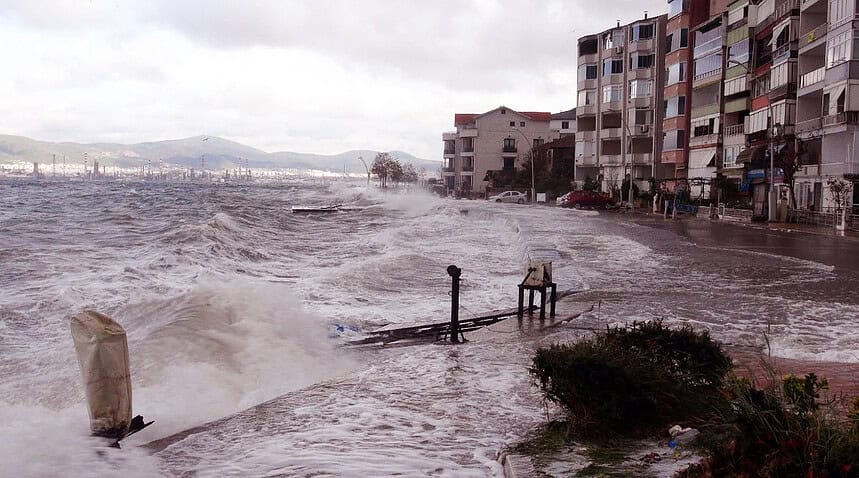 Marmara Denizi İçin Fırtına Uyarısı: Kocaeli Valiliği Saat Vererek Uyardı!