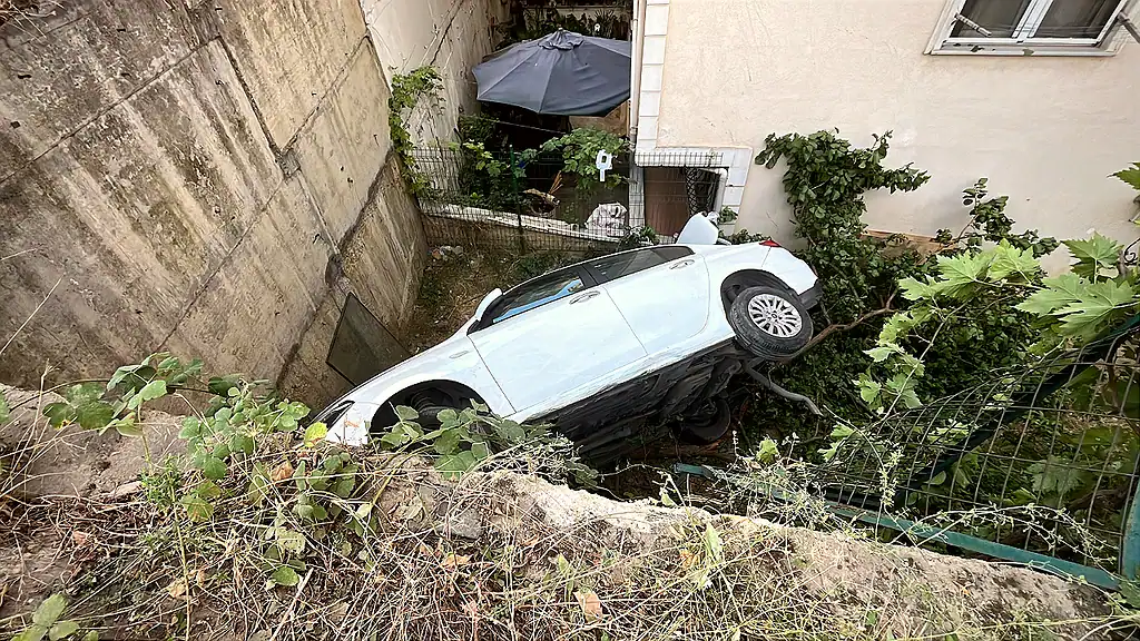 Gebze'de Otomobil 5 Metreden Apartman Bahçesine Düştü: 1 Yaralı