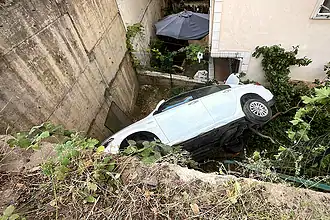 Gebze'de Otomobil 5 Metreden Apartman Bahçesine Düştü: 1 Yaralı