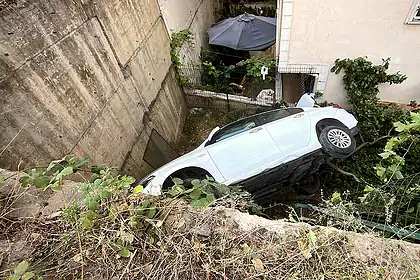 Gebze'de Otomobil 5 Metreden Apartman Bahçesine Düştü: 1 Yaralı