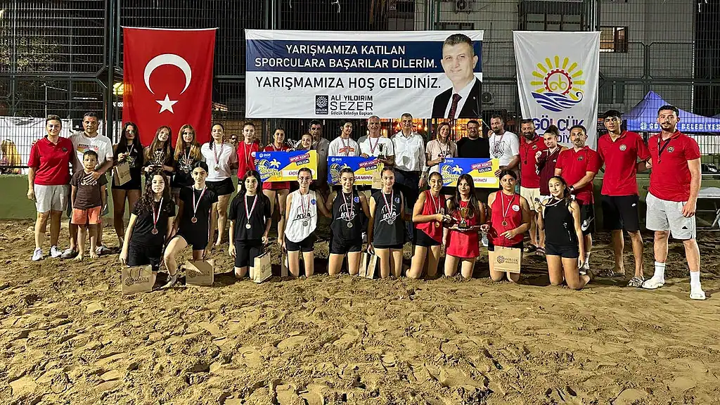 Gölcük Plaj Voleybolu Turnuvası Sona Erdi: 304 Minik Sporcu Yarıştı