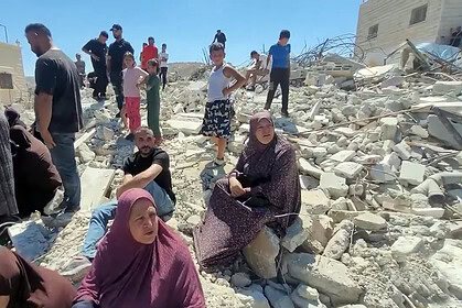 İsrail Ordusu Batı Şeria’da Filistinli Ailenin Evini Yıktı: Eşyalarını Almaya Bile İzin Vermediler!