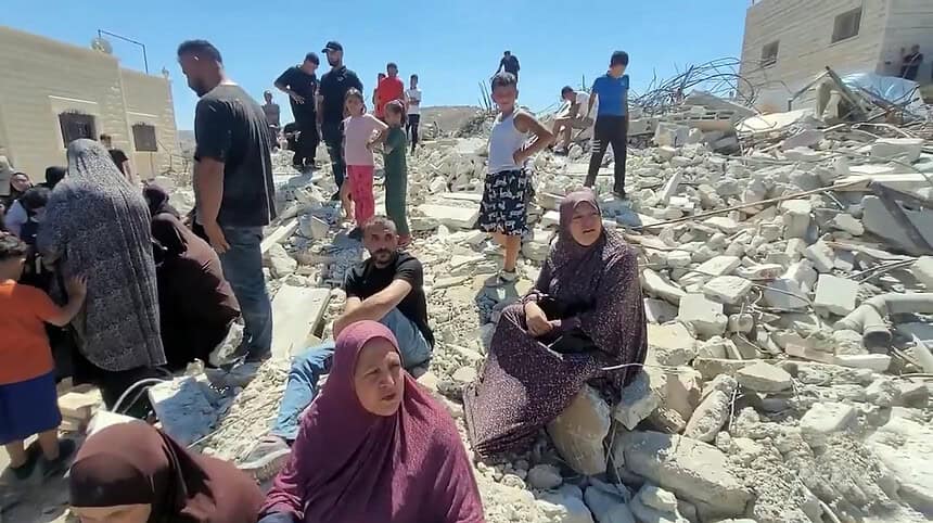İsrail Ordusu Batı Şeria’da Filistinli Ailenin Evini Yıktı: Eşyalarını Almaya Bile İzin Vermediler!