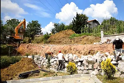 İzmit Kabaoğlu'nda 50 Metrelik Taş Duvar Çalışması