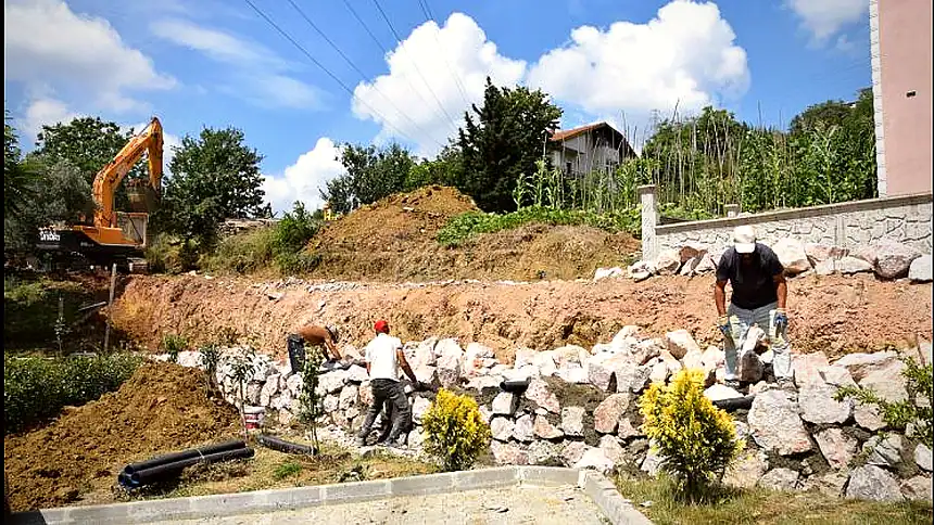 İzmit Kabaoğlu'nda 50 Metrelik Taş Duvar Çalışması